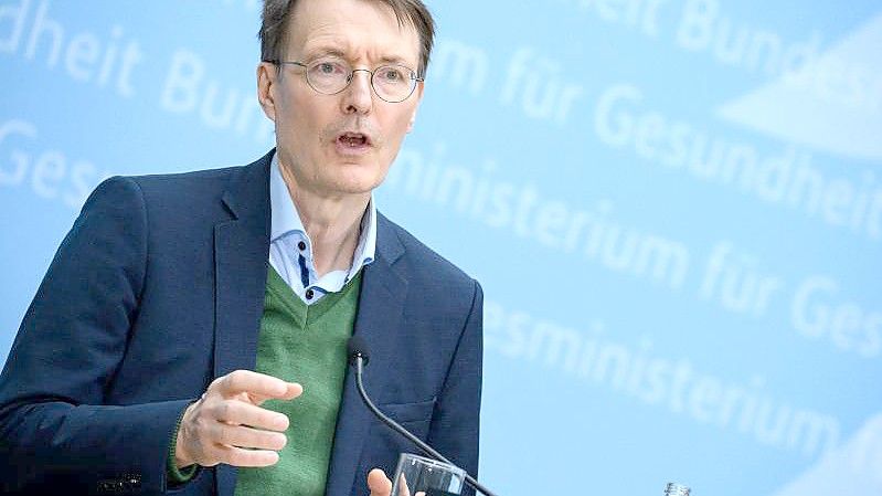 Bundesgesundheitsminister Karl Lauterbach hat Vorschläge seines Ministeriums und des Robert Koch-Instituts zu erneuten Änderungen bei den Quarantäne- und Isolationsregeln angekündigt. Foto: Bernd von Jutrczenka/dpa