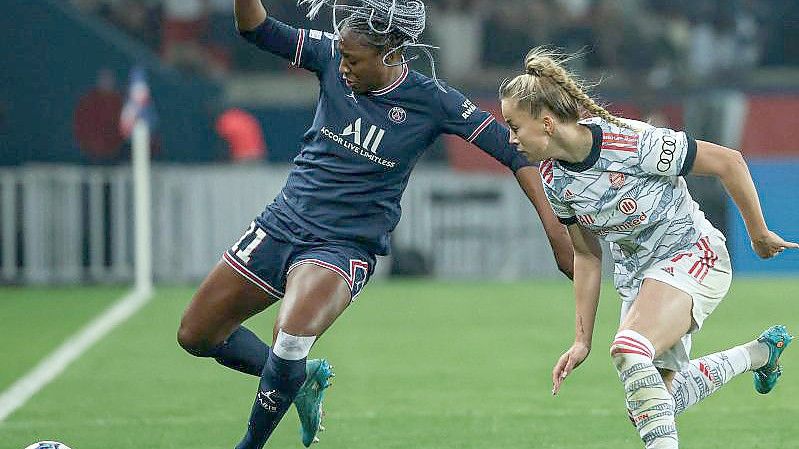 Kadidiatou Diani (l) von PSG und Giulia Gwinn von Bayern München in Aktion. Foto: Thomas Samson/AFP/dpa