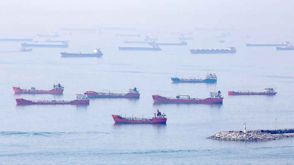 Vor der Einfahrt zum Bosporus: Wegen Minengefahr stauen sich auch hier die Schiffe. Foto: Imago Images/ZUMA Wire