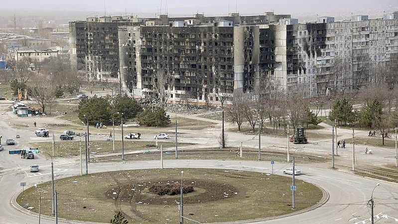 Wohnhäusern stehen nach Beschuss beschädigt am Stadtrand von Mariupol. Es soll erneut versucht werden, Menschen aus der Stadt zu evakuieren. Foto: Alexei Alexandrov/AP/dpa