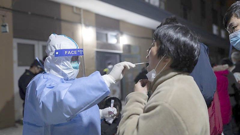 Eine Frau erhält einen Rachenabstrich für einen Coronavirus-Test. Foto: Uncredited/AP/dpa