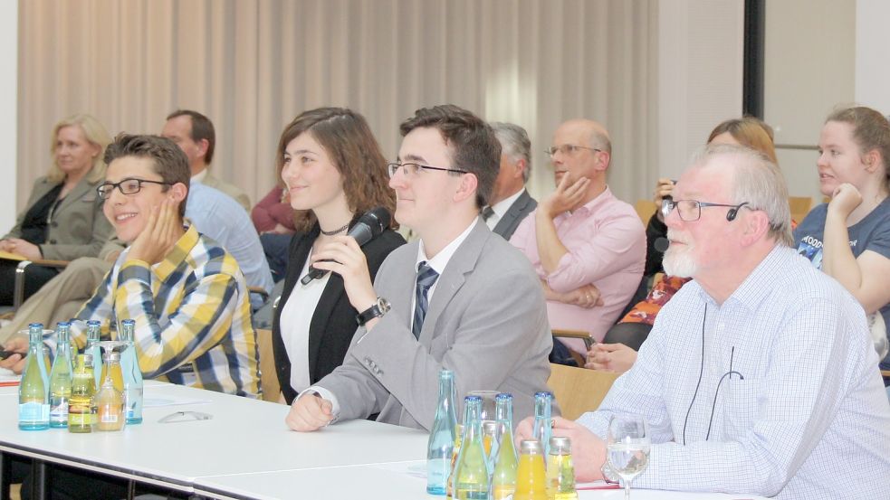 Fridays for Future in Leer sorgte für Aufsehen, als Mischa Lauterbach, Luzie Richter und Johann Bartz (von links) den Mitgliedern des Ausschusses für Energie, Klima, Umwelt und Verkehr viele Missstände in Leer aufzeigten. Rechts der Ausschussvorsitzende Jochen Kruse. Foto: Mielcarek