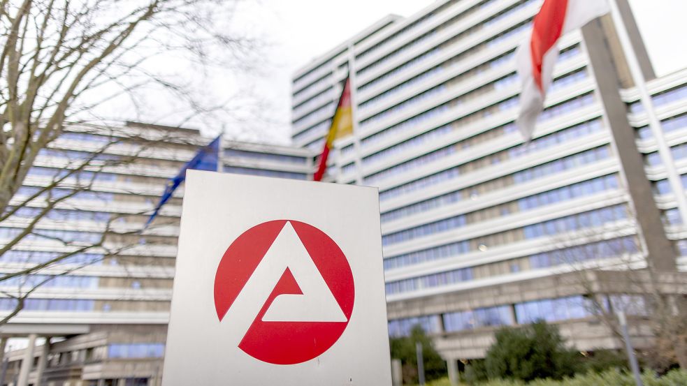 Das Logo der Bundesagentur für Arbeit (BA) steht auf einer Säule vor der Zentrale in Nürnberg. Foto: Karmann/DPA