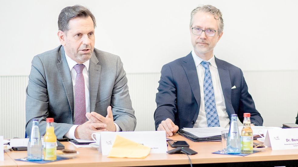 „Wir müssen uns die Dinge nochmal genau angucken“, sagte Umweltminister Olaf Lies (SPD, links). Am Donnerstag saß er mit Berend Lindner, Staatssekretär im Landeswirtschaftsministerium, bei einer Pressekonferenz in Aurich. Foto: Dittrich/DPA