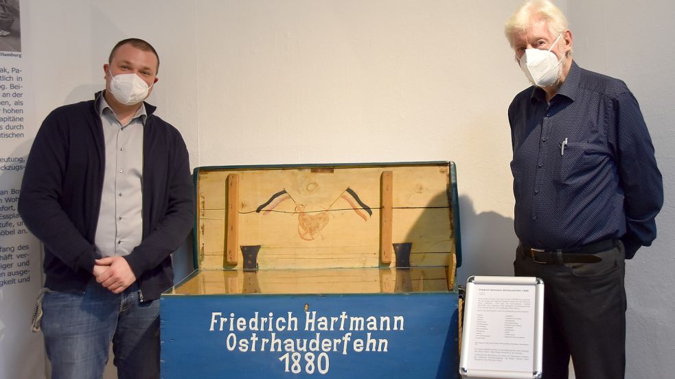 Museumsleiter Marcus Neumann (links) und Bernt Strenge, Vorsitzender des Heimatvereins, freuen sich darauf, in dieser Museumssaison Seekisten zu präsentieren. Foto: Wehry