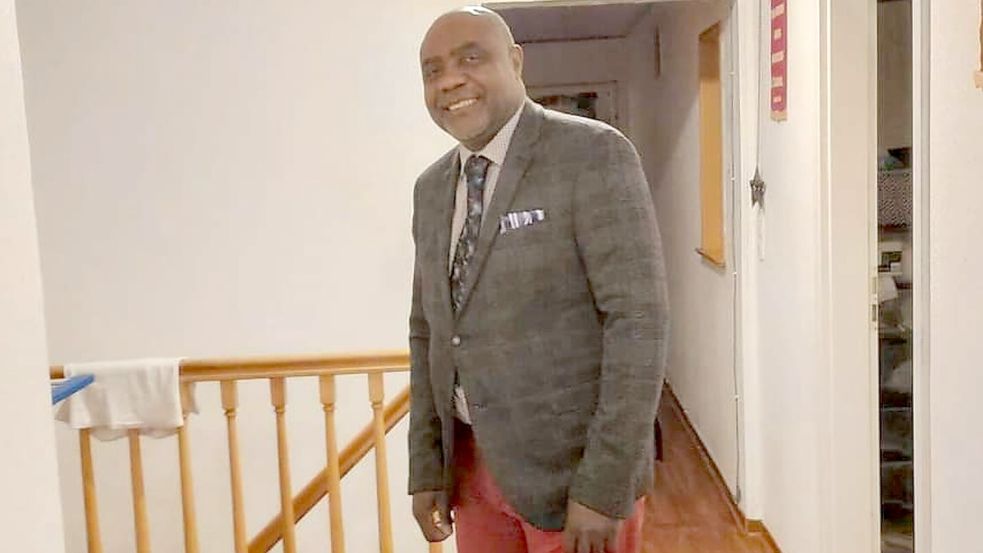Yvon Okemba hat stets ein Lächeln auf den Lippen. Er wohnt mit seiner Frau, drei Kindern und zwei Enkeln in Rhauderfehn. Foto: Privat