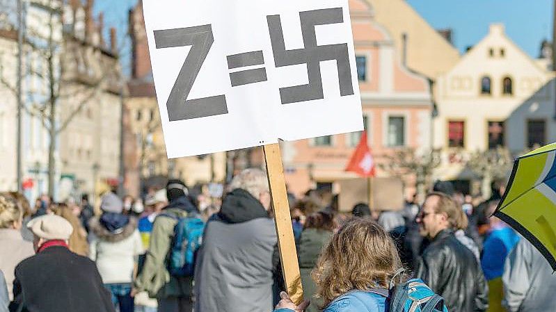 In Russland hat sich der lateinische Buchstabe „Z“ zum Symbol der Unterstützung für die russische Armee und die Regierung entwickelt. Foto: Frank Hammerschmidt/dpa