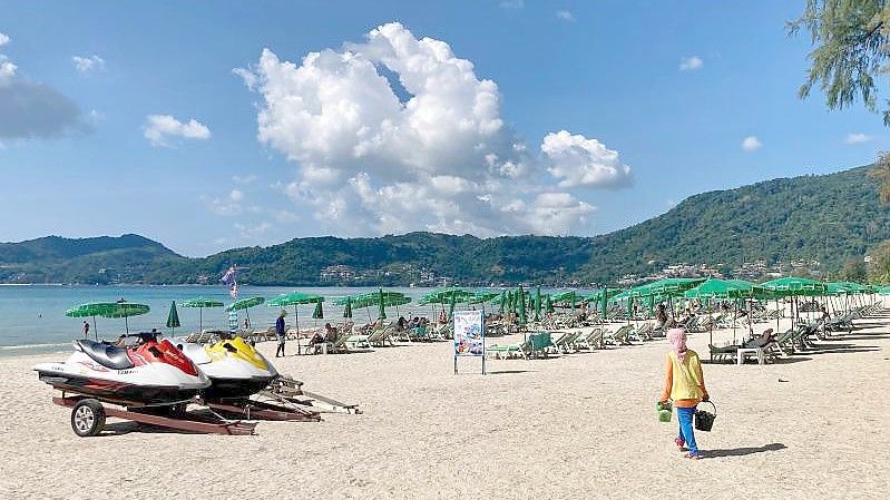 Der Strand von Patong: Thailand hat die Einreiseregeln weiter gelockert. Foto: Carola Frentzen/dpa