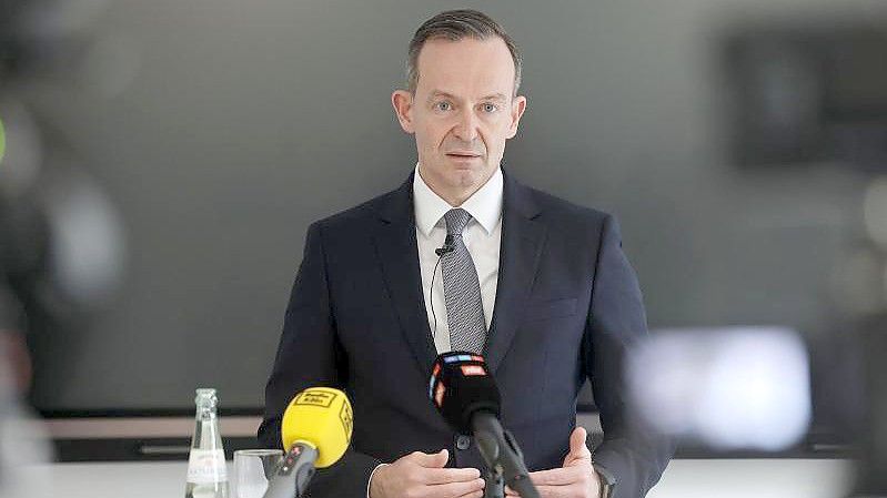 Bundesverkehrsminister Volker Wissing strebt den Start der Rabattaktion für den ÖPNV spätestens zum 1. Juni an. Foto: Oliver Berg/dpa