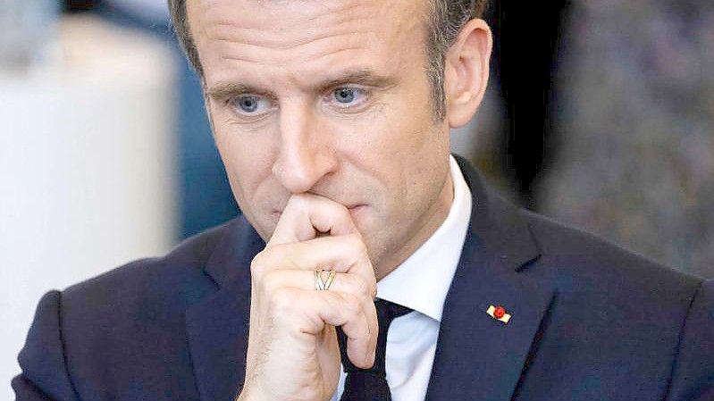 Emmanuel Macron, Präsident von Frankreich, hält bei einer Wahlkampfveranstaltung im Südwesten von Frankreich im Palais Beaumont inne. Foto: Ludovic Marin/AFP/dpa