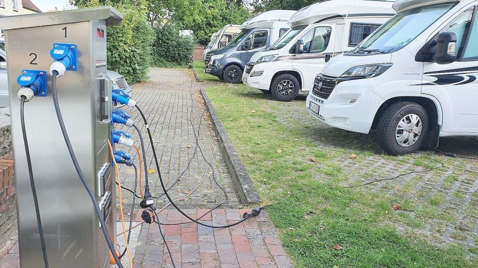 Der Wohnmobilstellplatz in Bunde mit zentraler Lage mitten im Ortskern ist bei Urlaubern sehr beliebt. Hier wird die Gemeinde 317.000 Euro investieren. Foto: Gettkowski