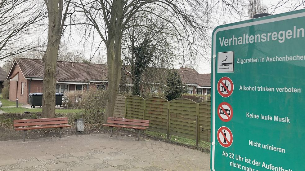 Diese Sitzgelegenheit an der Ecke Rudolf-Kinau-Straße/Friesenstraße sorgt seit Jahren für Diskussionen. Immer wieder machen Jugendliche und junge Leute dort Ärger. Fotos: Zein