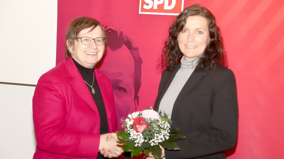 Zu Nominierung als SPD Direktkandidatin gratulierte Renate Geuter (links) Nachfolgerin Pia van de Lageweg. Foto: Passmann