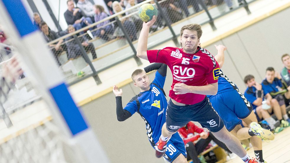 Menke Poppinga (am Ball) kommt aus einer Handball-Familie. Auch er lebt den Sport bei TuRa. Archivfoto: Doden