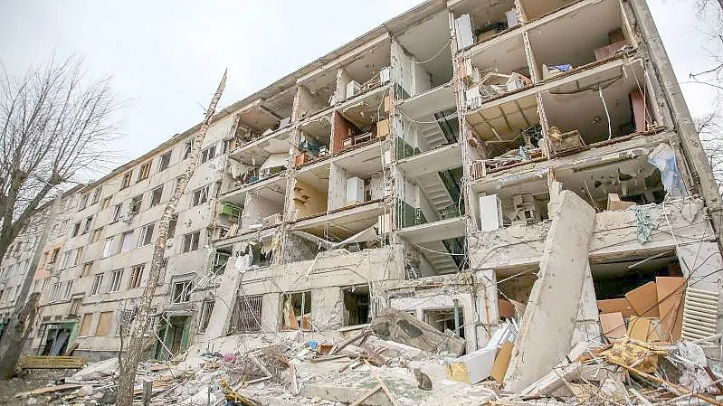 Ein Gebäude wurde durch russischen Beschuss im Bezirk Saltovka zerstört. Foto: Aziz Karimov/ZUMA Press Wire Service/dpa