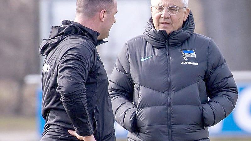 Am 28. Spieltag in Leverkusen löst Hertha-Chefcoach Felix Magath (r) Co-Trainer Mark Fotheringham wieder ab. Foto: Andreas Gora/dpa