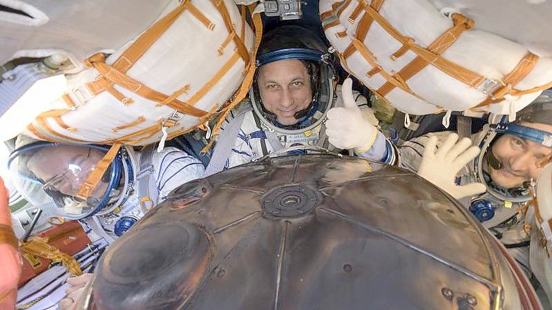 Erst vor wenigen Tagen sind US-Astronaut Mark Vande Hei (l-r) und die russischen Kosmonauten Anton Schkaplerow und Pjotr Dubrow gemeinsam mit einer Sojus-Kapsel von der ISS auf die Erde zurückgekehrt. Foto: Bill Ingalls/NASA/AP/dpa