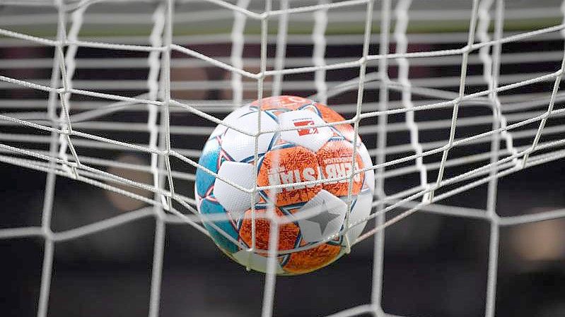 Unbekannte sollen fünf Schweinsköpfe vor dem Spiel von Hansa Rostock gegen den FC St. Pauli an einer Wildbrücke über der A20 angebracht haben. Foto: Arne Dedert/dpa