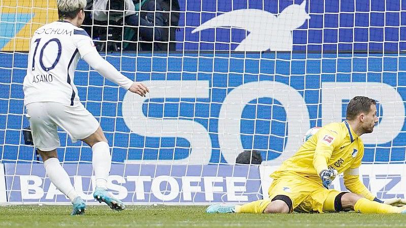 Bochums Takuma Asano (l) schießt das Tor zum 2:1. Foto: Uwe Anspach/dpa