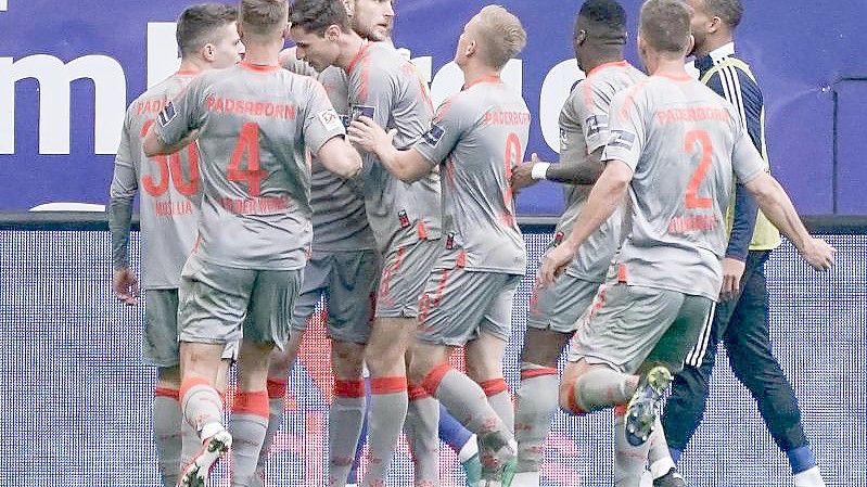 Der SC Paderborn setzte sich beim HSV durch. Foto: Axel Heimken/dpa