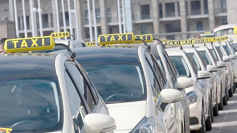 Taxis stehen aufgereit vor dem Berliner Olympiastadion bereit. Foto: Paul Zinken/dpa