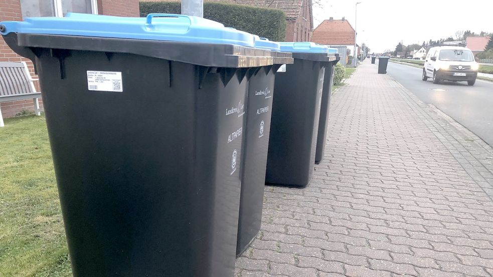 In einigen Straßen in der Gemeinde Ostrhauderfehn - so wie hier in 1. Südwieke - sind an diesem Freitag erstmals die Blauen Tonnen für Altpapier an die Straße gestellt worden. Foto: Zein