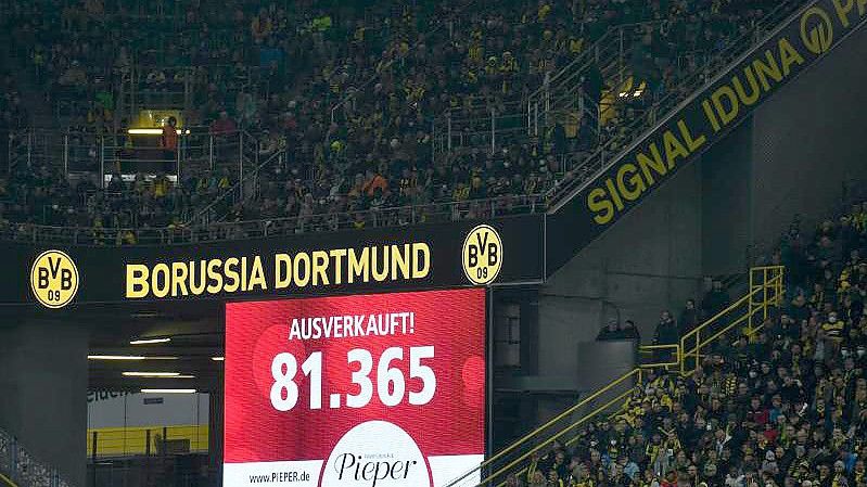 Das Dortmunder Stadion war beim Bundesliga-Spiel gegen den RB Leipzig ausverkauft. Foto: Bernd Thissen/dpa