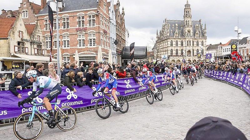 Das Fahrerfeld passiert bei der Flandern-Rundfahrt den Zielort Oudenaarde. Foto: Geert Vanden Wijngaert/AP/dpa