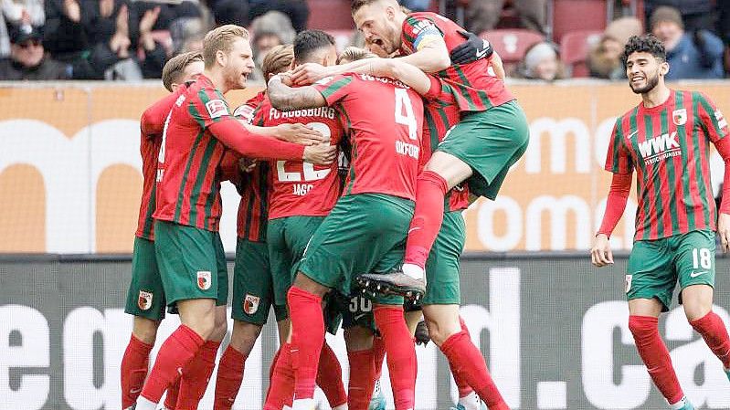 Der FC Augsburg feierte im Abstiegskampf einen wichtigen Sieg. Foto: Matthias Balk/dpa