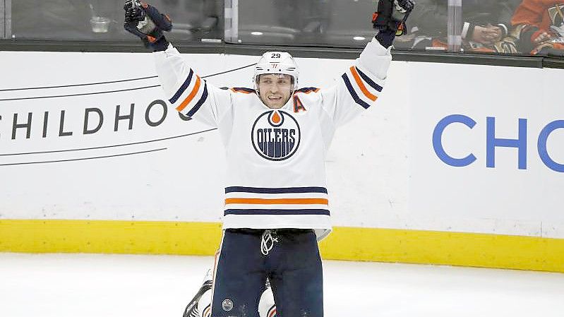 Leon Draisaitl von den Edmonton Oilers feiert seinen Treffer. Foto: Alex Gallardo/AP/dpa