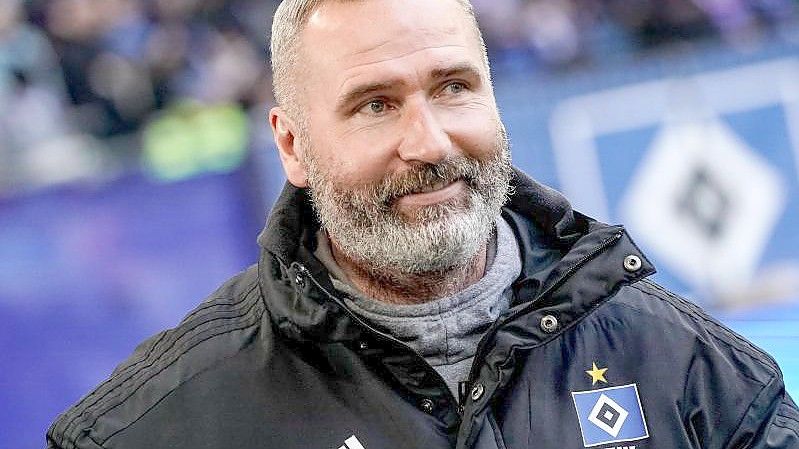 HSV-Trainer Tim Walter bekommt Rückendeckung. Foto: Axel Heimken/dpa