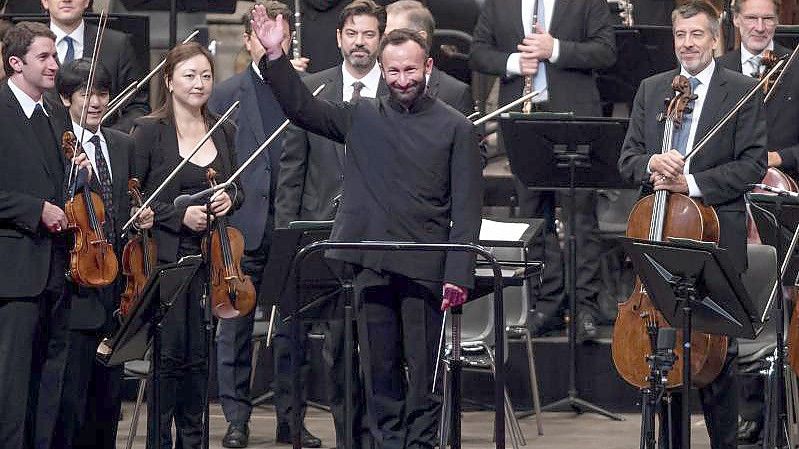 Chefdirigent Kirill Petrenko (m.) mit den Berliner Philharmonikern 2021 in der Waldbühne in Berlin. Foto: Fabian Sommer/dpa