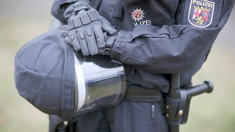 Eine Polizeibeamtin im Saarland (Symbolfoto). Foto: Fredrik Von Erichsen/dpa
