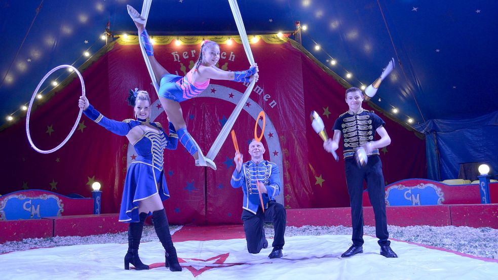 Familie Lutzny freut sich, in ihrer Manege wieder auftreten zu können. Foto: Hoppe