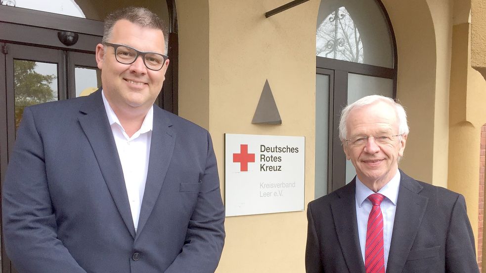 Zufriedene Gesichter: Markus Wucherpfennig, der neue Geschäftsführer des DRK-Rettungsdienstes (links), und Bernhard Bramlage, der Kreisvorsitzende des DRK, schauen optimistisch in die Zukunft. Foto: Mielcarek