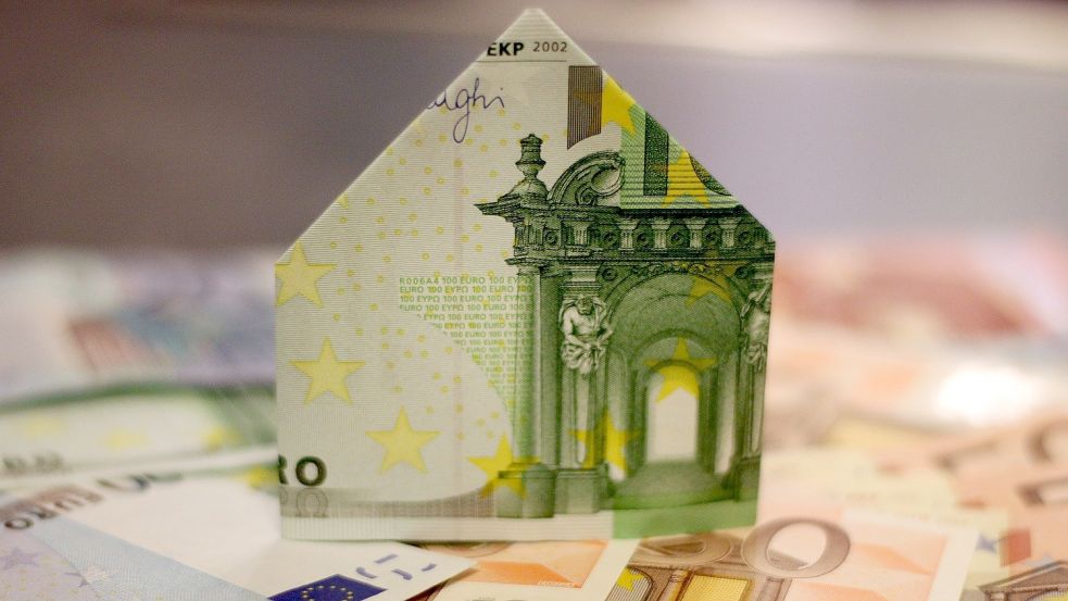 Ein Hausbau kostet viel Geld. Beim Grundstückskauf in Rhauderfehn können Familien mit Kindern sparen. Foto: moerschy/pixabay