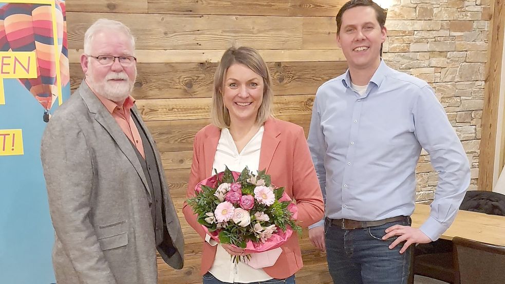Kandidatin in zwei Landkreisen: Imke Haake aus Großenkneten freut sich auf den Wahlkampf im Norden das Landkreises Cloppenburg. In Friesoythe wird sie von Andreas Tameling und Heiner Schütte (links) unterstützt. Foto: FDP