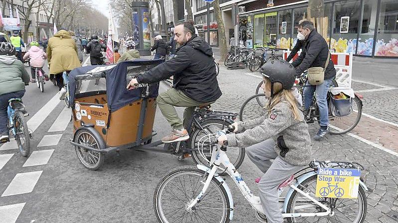 Unter dem Motto „Kidical Mass - Sichere Rad-Infrastruktur und Freiräume für Kinder und Jugendliche“ nehmen junge Radfahrer an einer Demonstration in Köln teil. Foto: Roberto Pfeil/dpa