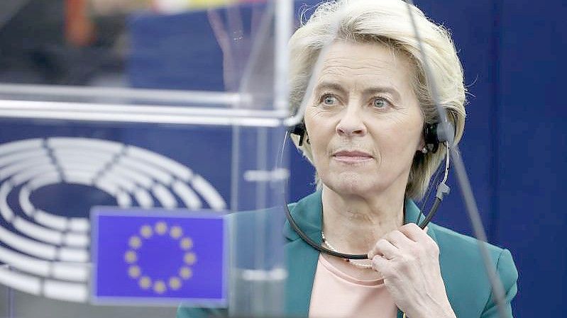 EU-Kommissionspräsidentin Ursula von der Leyen nimmt an einer Debatte teil. Foto: Jean-Francois Badias/AP/dpa