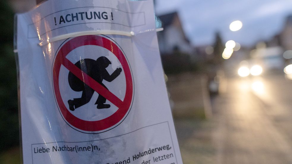 Ein Schild weist in einem Wohnviertel in Frankfurt darauf hin, dass es in der Vergangenheit dort zu mehreren Einbrüchen gekommen ist. Solche Taten haben zuletzt abgenommen. Foto: Gollnow/DPA