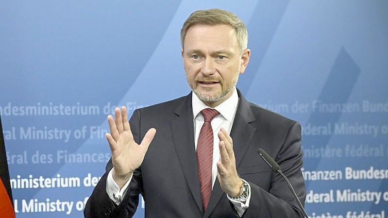 Bundesfinanzminister Christian Lindner zeigt sich enttäuscht von der polnischen Blockade der Mindeststeuer. Foto: Tobias Schwarz/AFP Pool/dpa