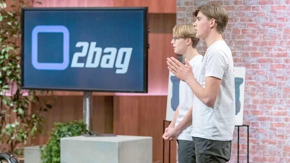 Die 17-Jährigen Karl Fischer und Leander Mellies stellten bei „Die Höhle der Löwen“ ihre Produktidee vor. Foto: RTL / Bernd-Michael Maurer