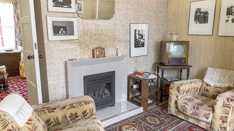 Das Vorderzimmer des Elternhauses von Paul McCartney in der Forthlin Road in Liverpool. Foto: Annapurna Mellor/National Trust/PA Media/dpa