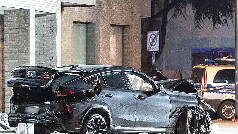 Bei einer tödlichen Kollision im November 2020 hat der SUV mehrere Menschen erfasst, zwei starben, eine junge Frau wurde schwerverletzt. Nun beginnt der Prozess gegen den Fahrer. Foto: Silas Stein/dpa
