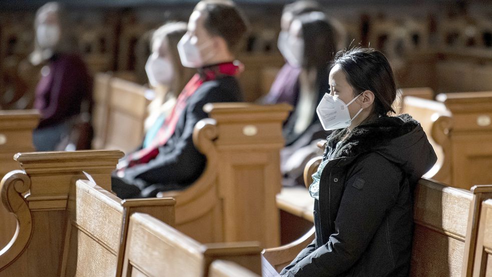 Zum Schutz vor Corona sollte in den reformierten Kirchen weiter eine Maske getragen werden. Symbolbild: Sommer/DPA