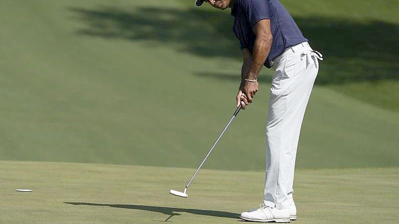 Spielt er oder spielt er nicht? Zumindest auf einer Übungsrunde lochte Tiger Woods in Augusta ein. Foto: Jae C. Hong/AP/dpa