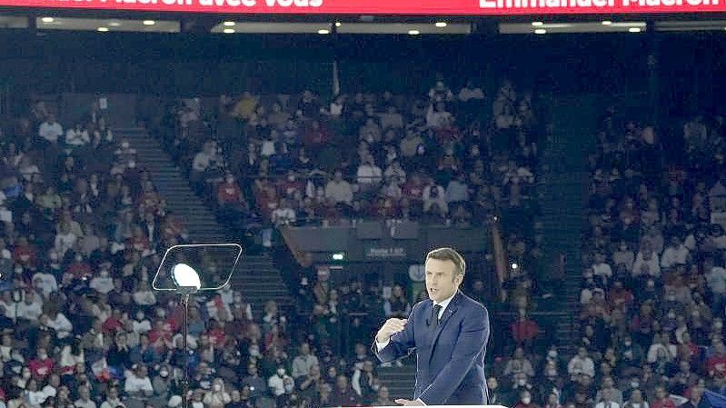 Frankreichs Präsident Emmanuel Macron, der sich mit der zentrischen Partei „La Republique en Marche (LREM)“ zur Wiederwahl stellt, bei einer Wahlkampfveranstaltung in Nanterre. Foto: Ludovic Marin/AFP POOL/AP/dpa