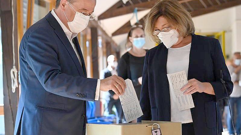 Armin Laschet, damals CDU-Spitzenkandidat, mit seinem falsch gefalteten Stimmzettel. Der Wahlprüfungsausschuss des Bundestags empfiehlt nun, Einsprüche wegen des Vorfalls zurückzuweisen. Foto: Federico Gambarini/dpa-Pool/dpa