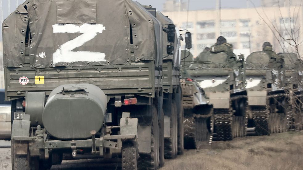 Auf vielen russischen Militärfahrzeugen, die beim Angriffskrieg auf die Ukraine zu sehen sind, ist ein großes weißes „Z“ aufgemalt. Wer es in Deutschland verwendet, dem könnte eine saftige Strafe drohen: DPA