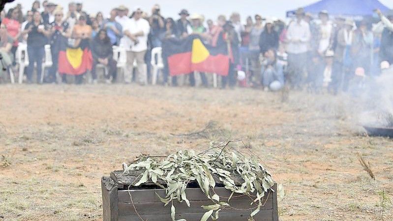 Der Sarg mit den Überresten eines 42.000 Jahre alten australischen Ureinwohners (Archivbild). Foto: Perry Duffin/AAP/dpa